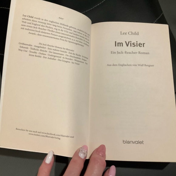 Im Visier: Ein Jack-Reacher-Roman Paperback – July 15, 2019
German Edition - Picture 3 of 4